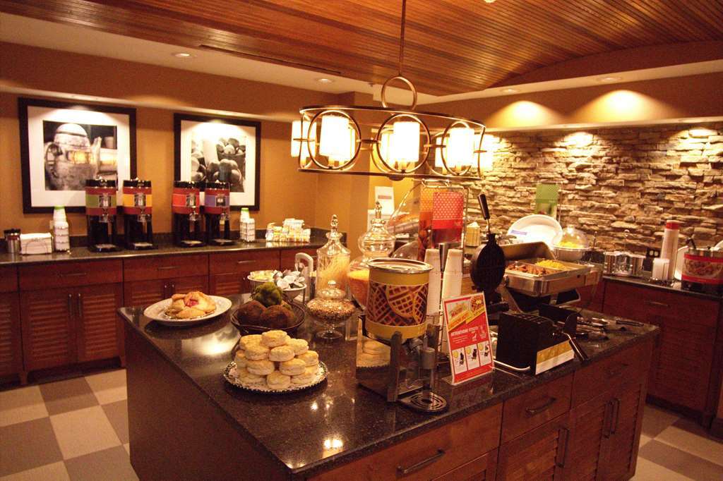 Hampton Inn & Suites Mooresville Restoran fotoğraf